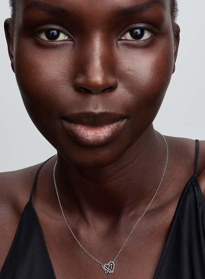 عقدٌ مزيّنٌ بتعليقة على شكل قلب وفراشة متشابكين - view 4